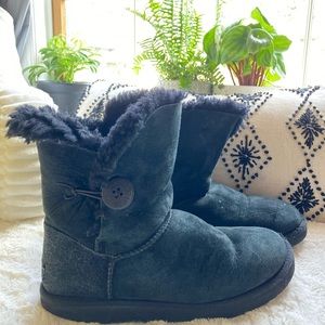 Black button Ugg’s